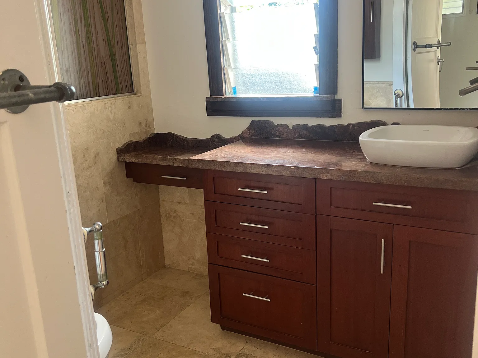 4 bed, 3000 sqft, $9,600 — Photo 2