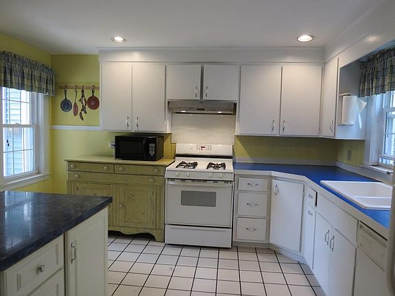 3rd image of 208 Kenoza Ave
