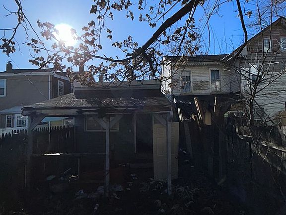 4th image of 104 Fulton St