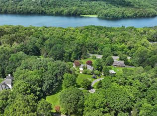 2 Gerri Ct, Wallkill, NY 12589