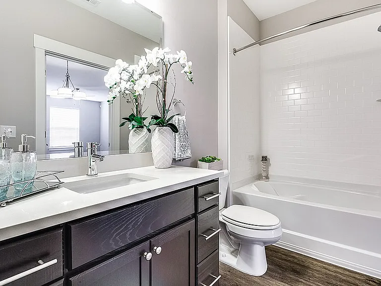 Cottonwood Reserve Apartments Bathroom