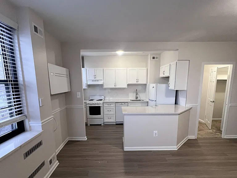 Broadview Apartments — Photo 43