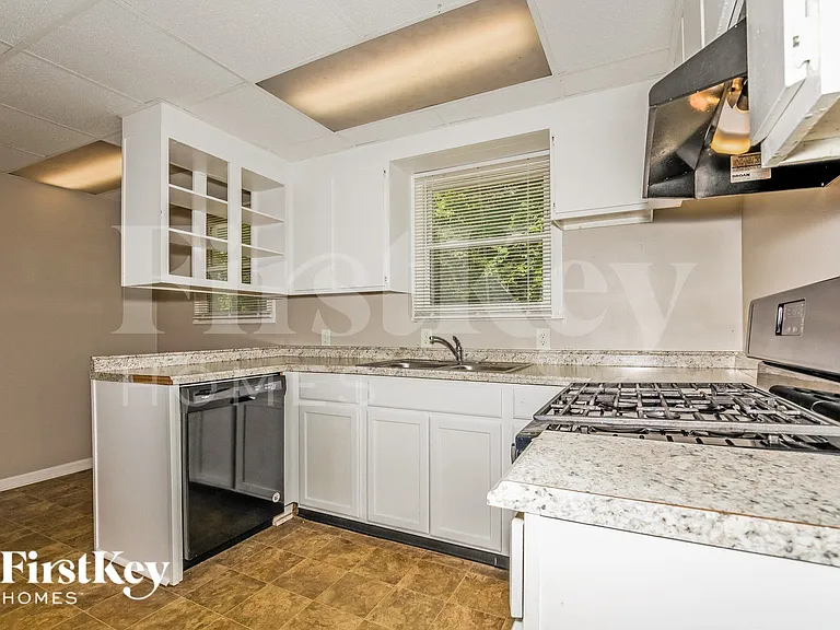 2825 Kessler Blvd — Photo 7