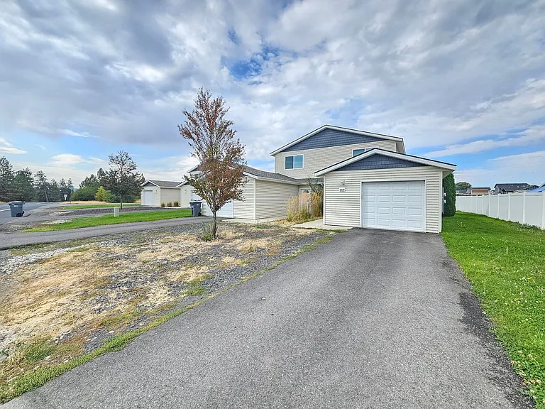 5205-5207 E Upriver Dr — Photo 25