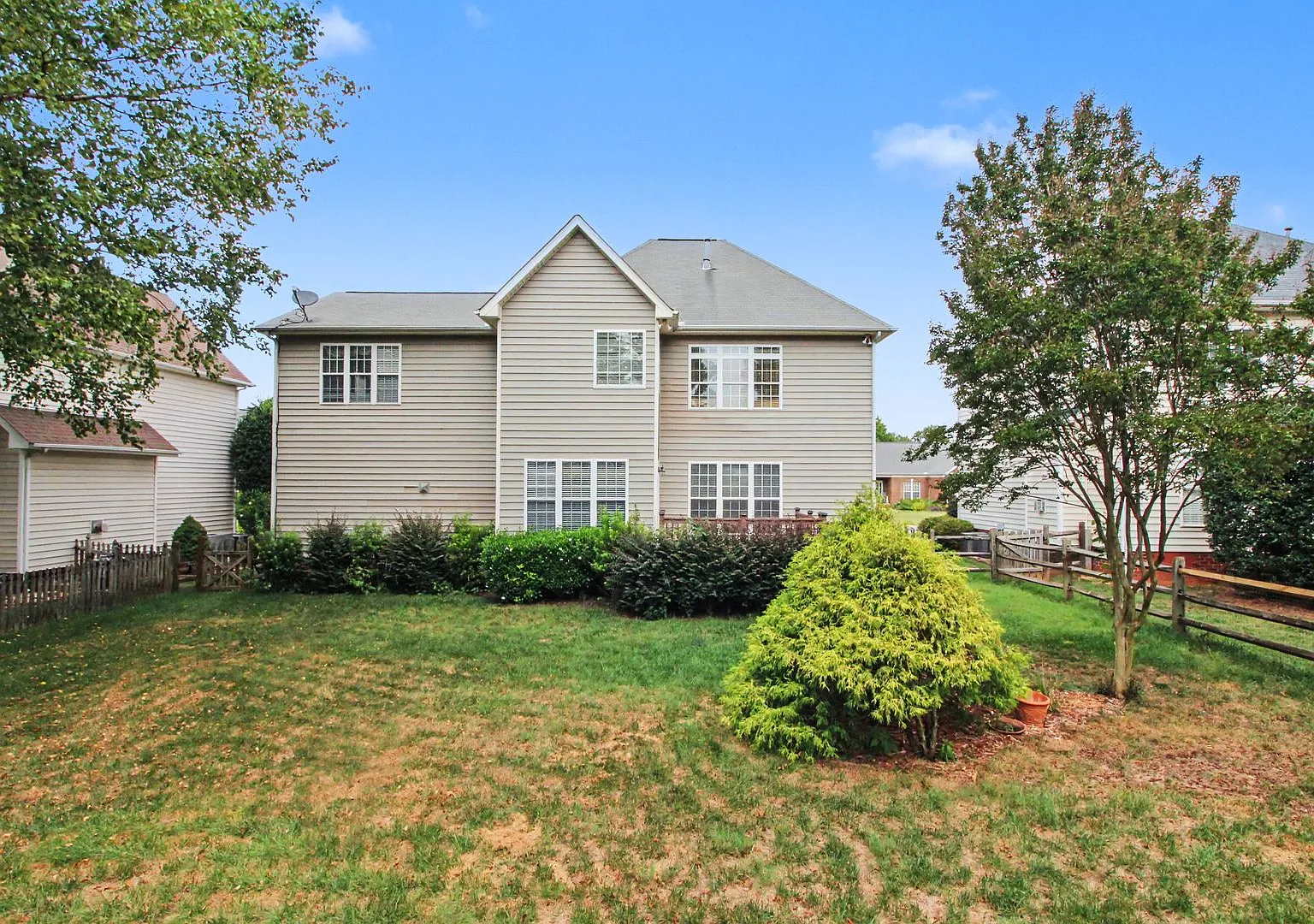 Freshly Updated Hampton Ridge Home Refinished Hardwoods, New Carpet & Fenced Yard — Photo 3