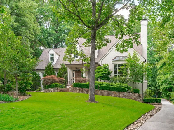 2 Saint James Pl, Chapel Hill, NC 27514