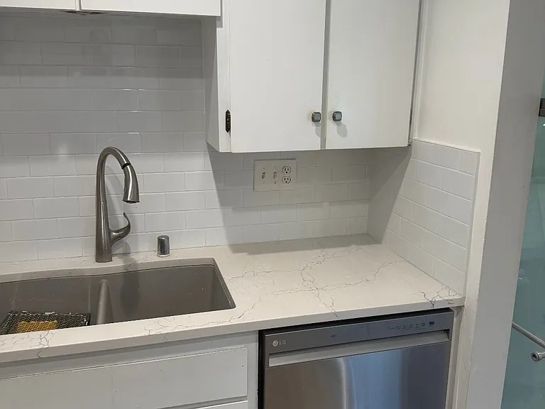 512 E Ave — Photo 8