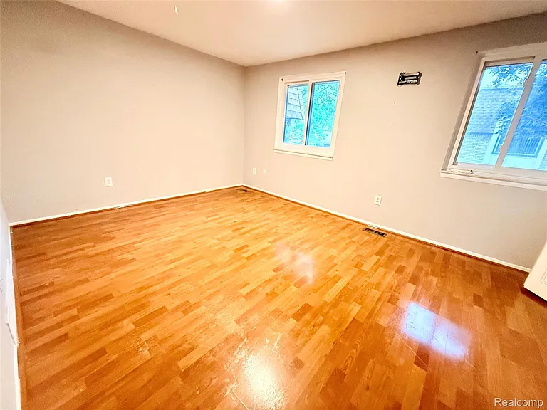 29105 Yorkshire Ln — Photo 11