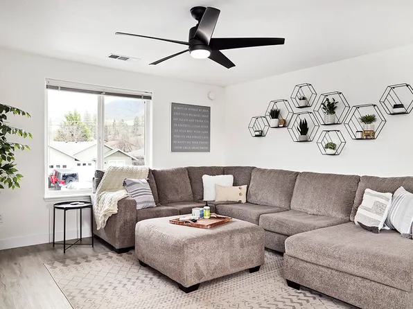 221 NE Steiger St #221, Grants Pass, OR 97526