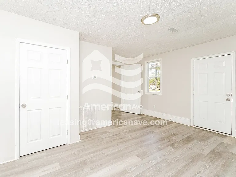 1576792_010_main_bedroom_13693348.jpg