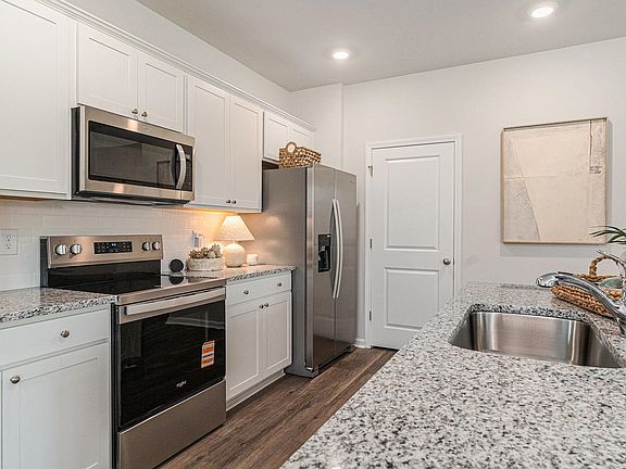 5th image of 401 Flank St.