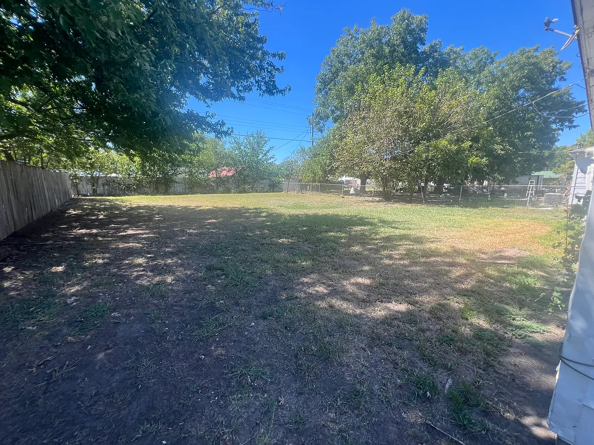 Huge fenced back yard with lots of shade!! - 609 Peak St