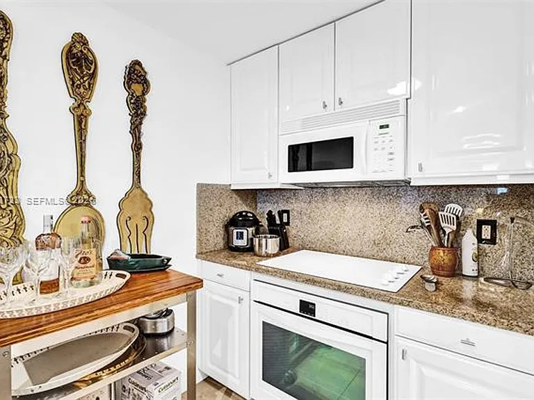 3400 SW 27th Ave #206 — Photo 5