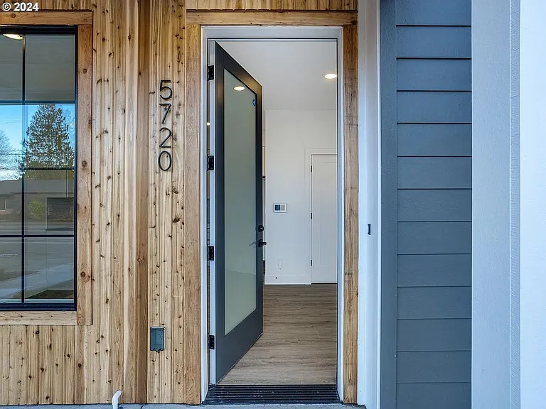5720 SE Duke St — Photo 3