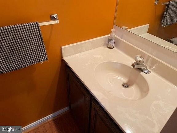 5th image of 404 Darby Ln