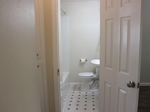 3rd image of 527 SE Walnut St Unit C