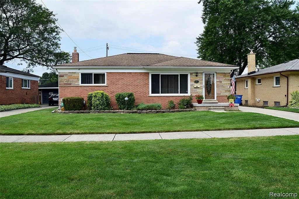 28175 Lorraine Ave photo 1