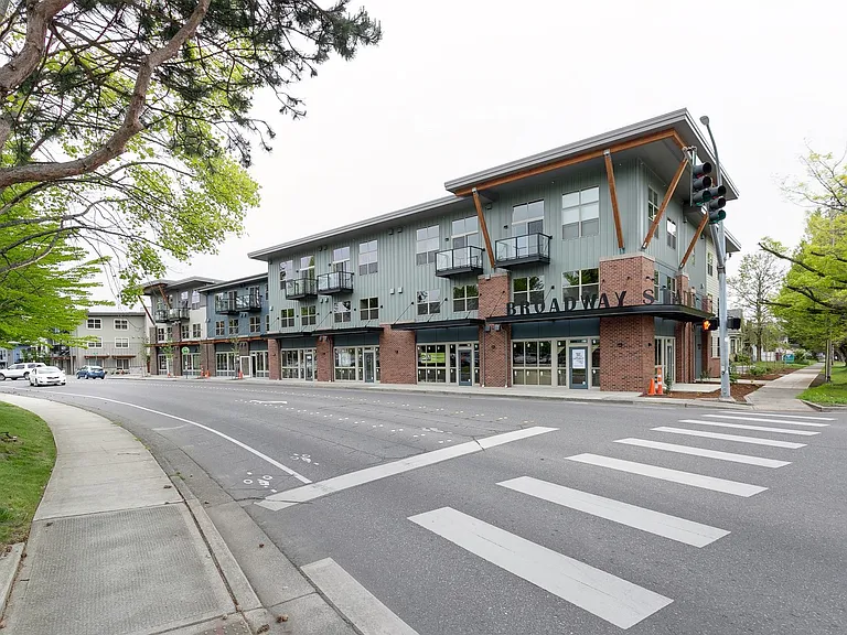 One Month Free, Broadway Station Apartments — Photo 13