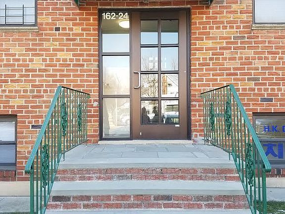 5th image of 16304 Crocheron Ave APT 1B