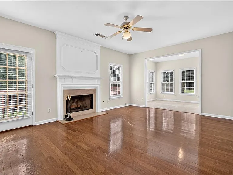 2311 Ravinia Ct NE — Photo 6