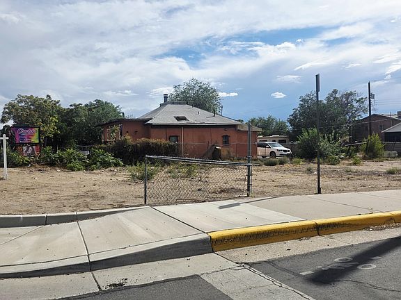 2nd image of 903 Broadway Blvd SE