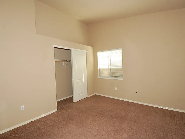 2508 Sparrow Point St — Photo 4