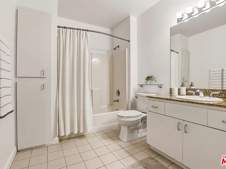630 W 6th St #310 — Photo 11