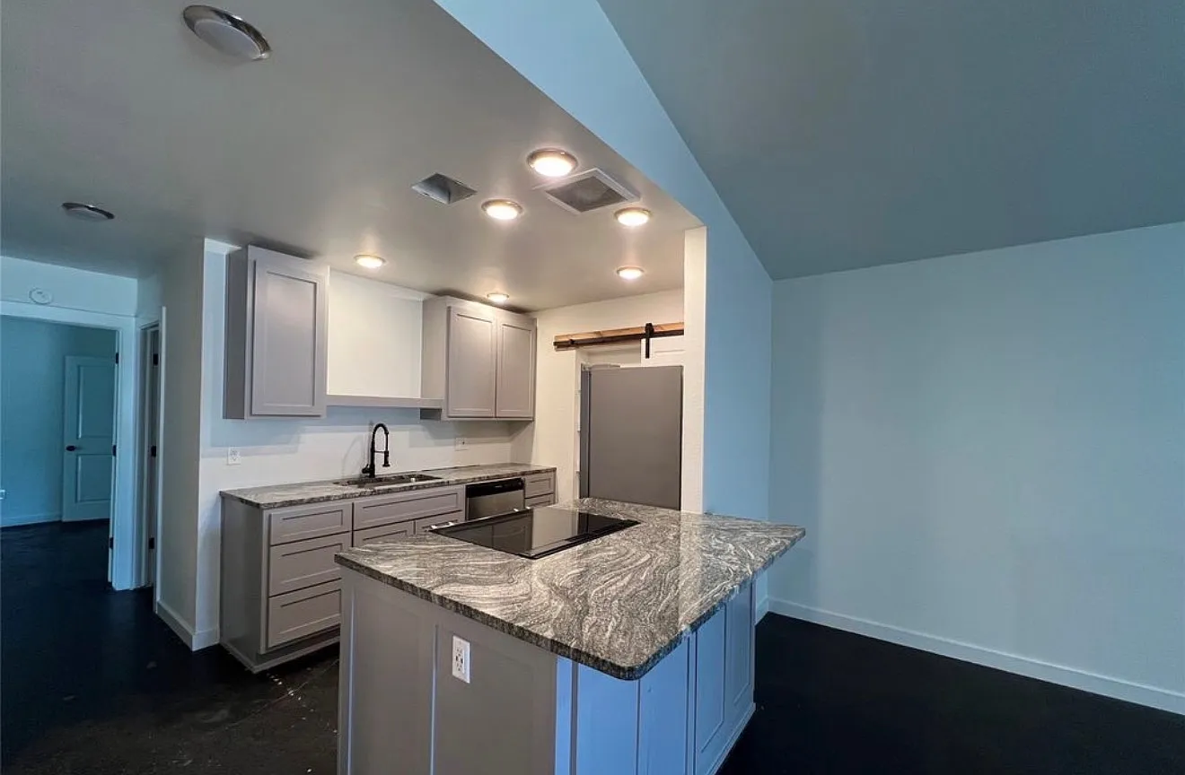 2 bed, 1008 sqft, $1,500 — Photo 2
