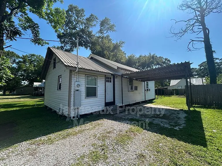 1811 N Cutting Ave — Photo 1