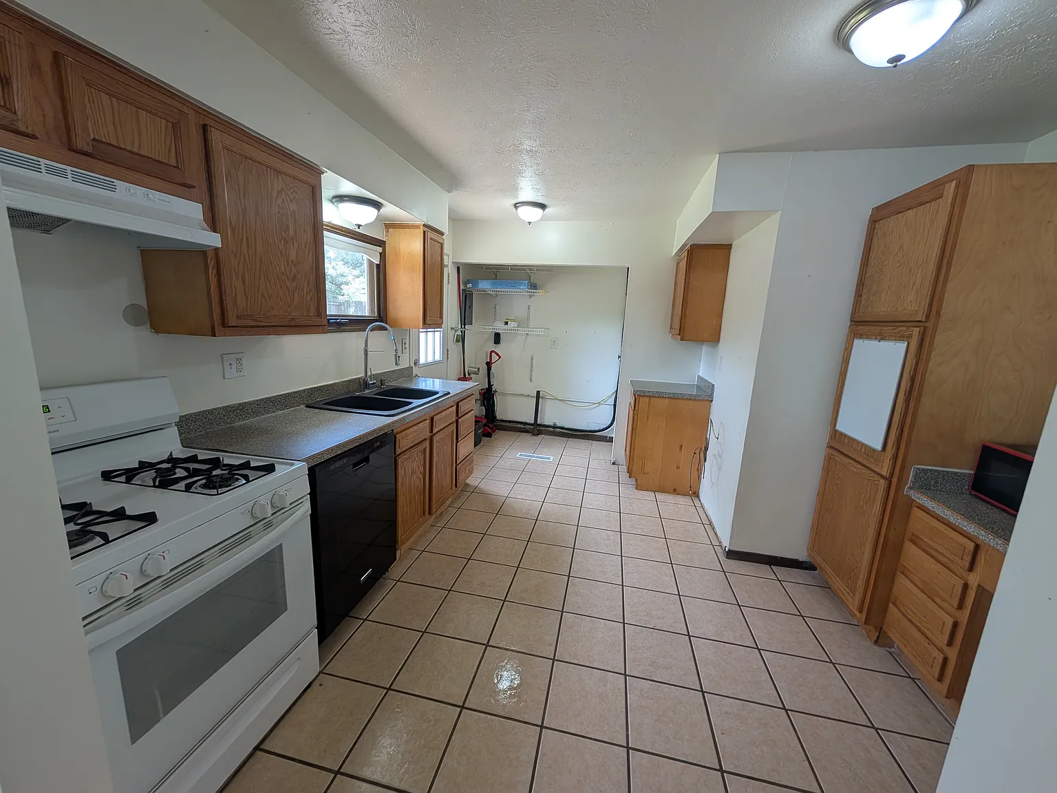 4 bed, 1.5 bath, 1496 sqft, $1,950 — Photo 3