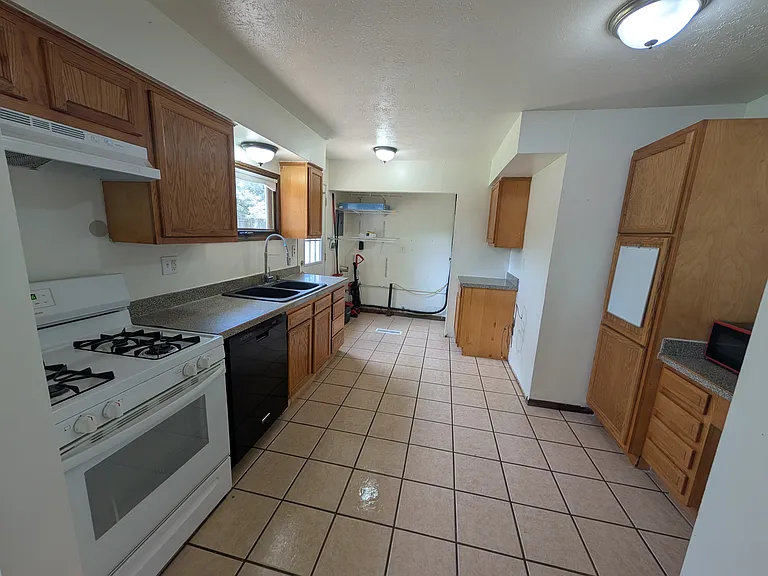 Kitchen with small Pantry