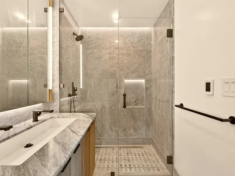 400 W 38th St #5GN — Photo 19