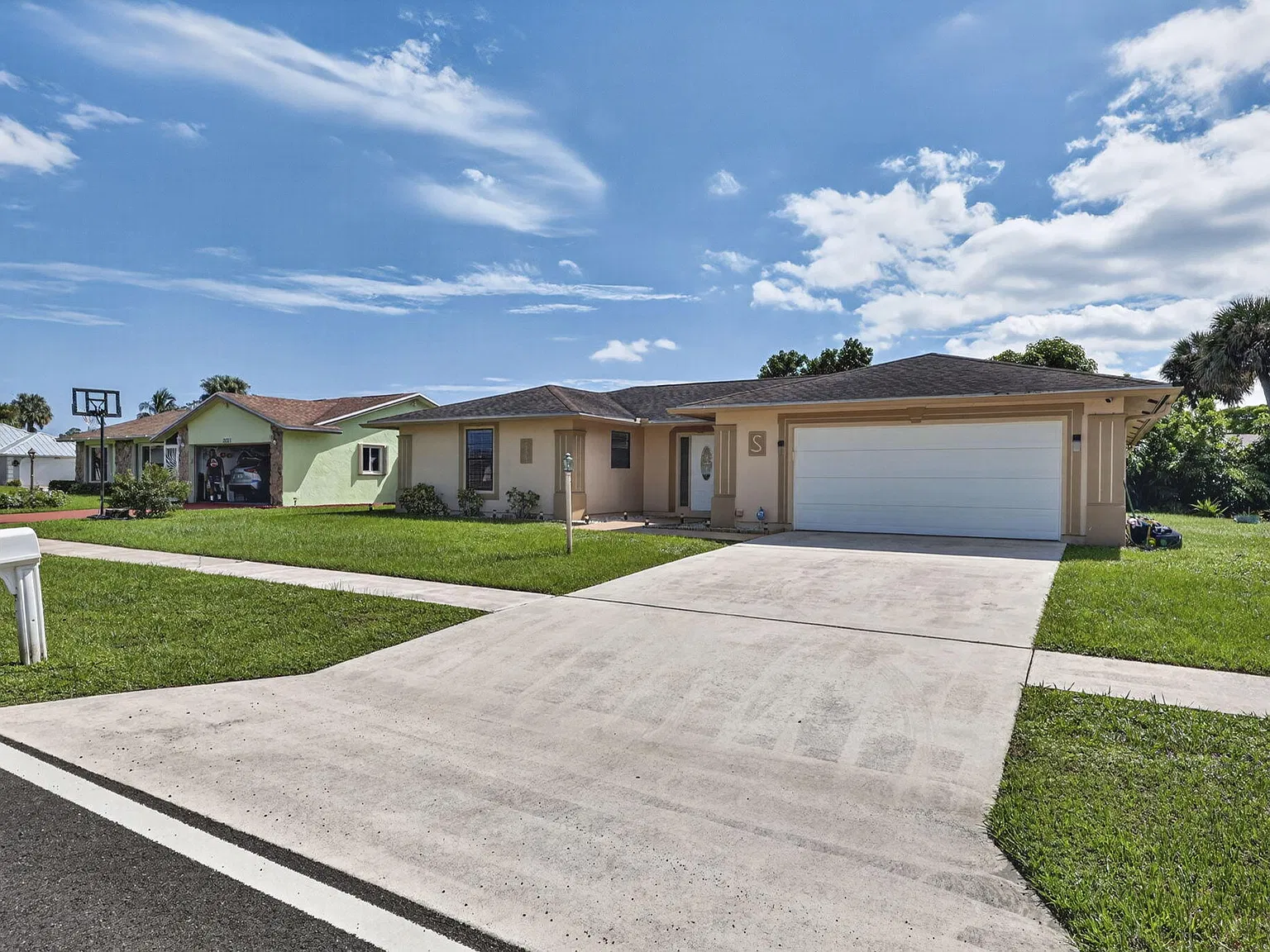 4 bed, 2.0 bath, 1748 sqft, $3,400 — Photo 2