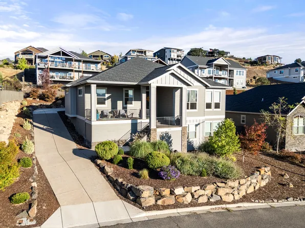 523 W La Strada Cir, Medford, OR 97504