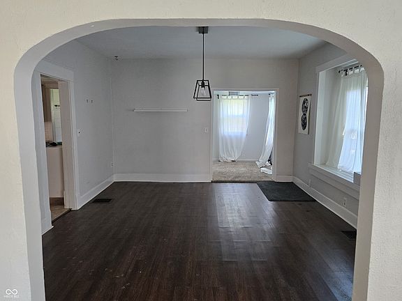 4th image of 952 Albany St