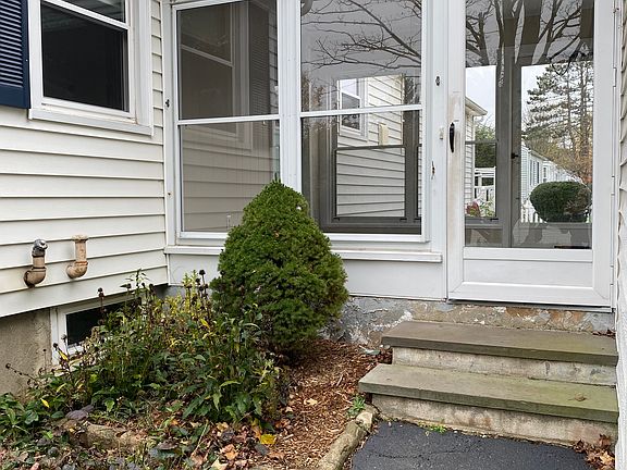 Enclosed porch /sunroom