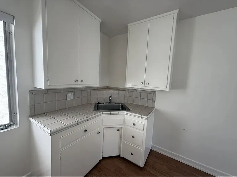 1002 S Barrington Ave #4 — Photo 2