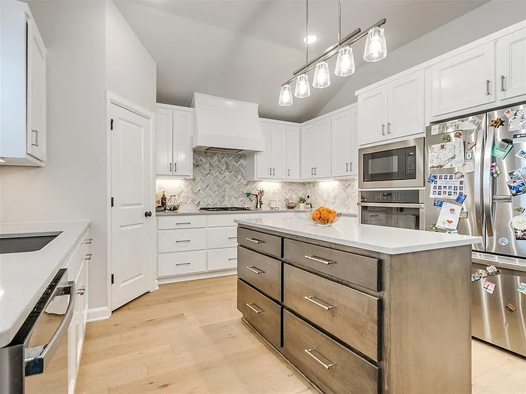10516 NW 33rd Pl — Photo 34