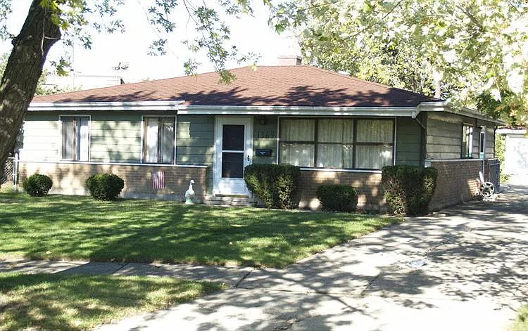 1369 Forest Ave photo 1