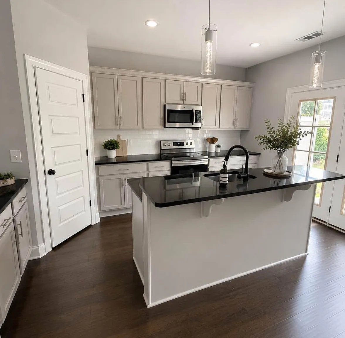 3 bed, 2.5 bath, 1640 sqft, $2,300 — Photo 2