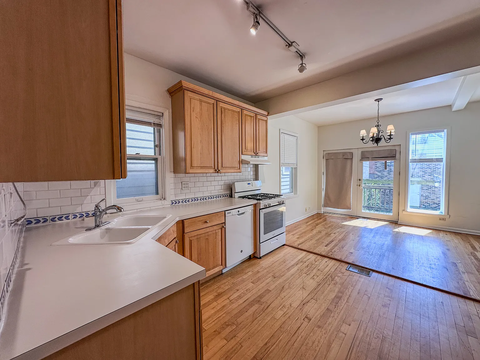 3 bed, 1800 sqft, $3,995 — Photo 1