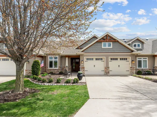 1355 Prairie Lake Cir, Neenah, WI 54956