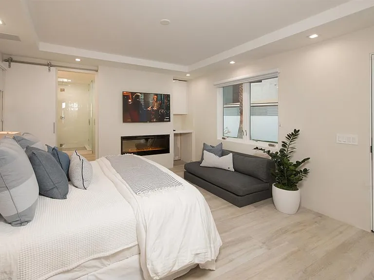 5680 Dolphin Pl — Photo 21