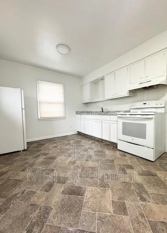 3 bed, 1.5 bath, $995 — Photo 3