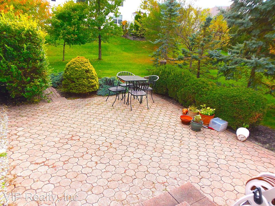 1st image of 255 Stamford Dr