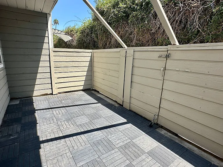 10911 Bloomfield St — Photo 12