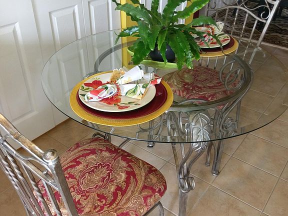 Eat-in breakfast nook