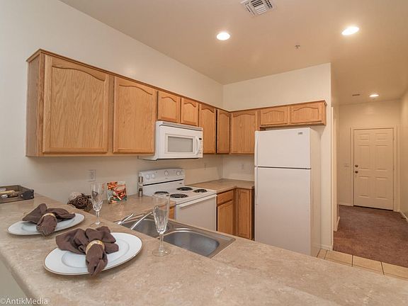 Breakfast Bar-206 E Lawrence #224