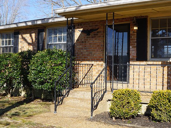 2nd image of 121 McQuarry St