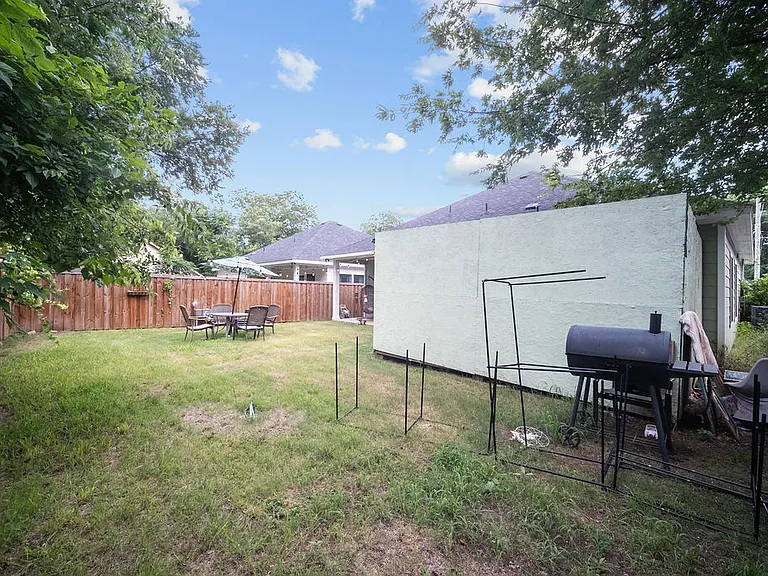 106 Flowers St — Photo 41